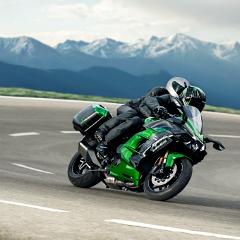 18MY Ninja H2 SX angle 05a