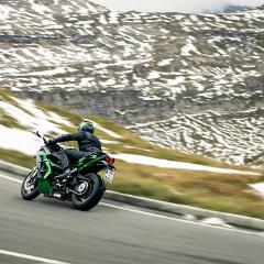 18MY Ninja H2 SX angle 39