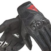 The racing offer is completed by the Mig C2, a certified glove in cowhide leather. Protection is guaranteed by the rigid TPU knuckles and reinforced palm. Comfort is given by pre-curved fingers, an adjustable wrist strap and Mesh inserts. Mig C2 is available at EUR 69.90 in the total black version and in the following colour combinations: black/white/black and black/white/lava-red, for both lady and gents.